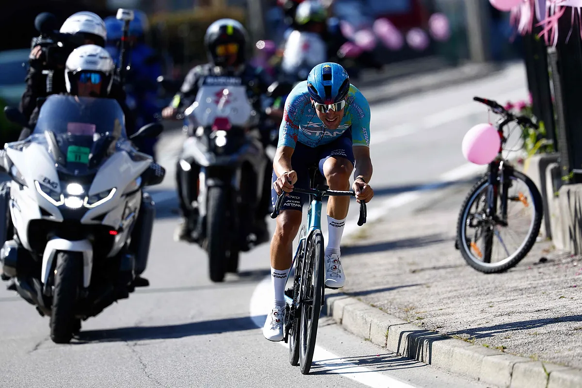 El italiano Bettiol, tras liderar la macrofuga del Giro, vence antes del primer duelo en los Alpes