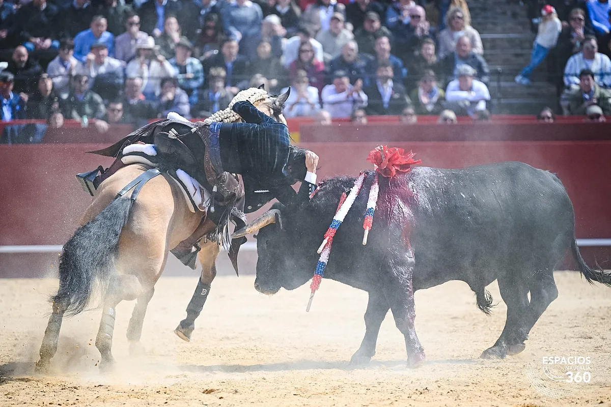 Diego Ventura, a gran nivel, por la puerta grande en la mañana de rejones en Valencia