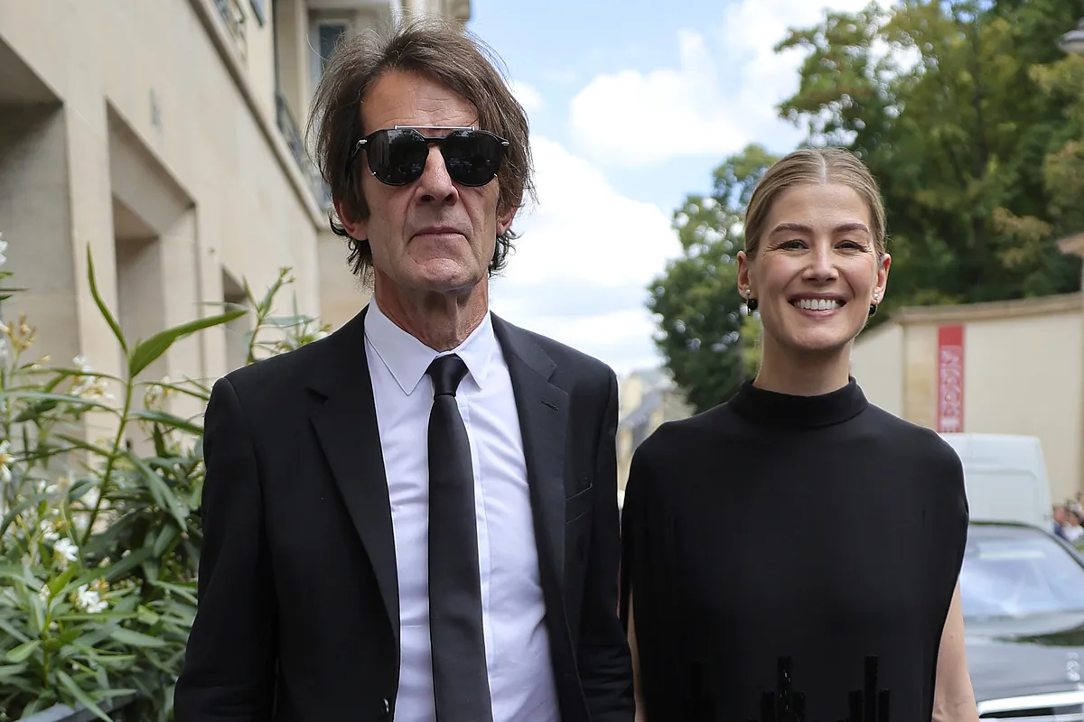 La desconocida pareja de Rosamund Pike: empresario y matemático, descendiente de terratenientes, casi 20 años mayor y ex adicto a la heroína