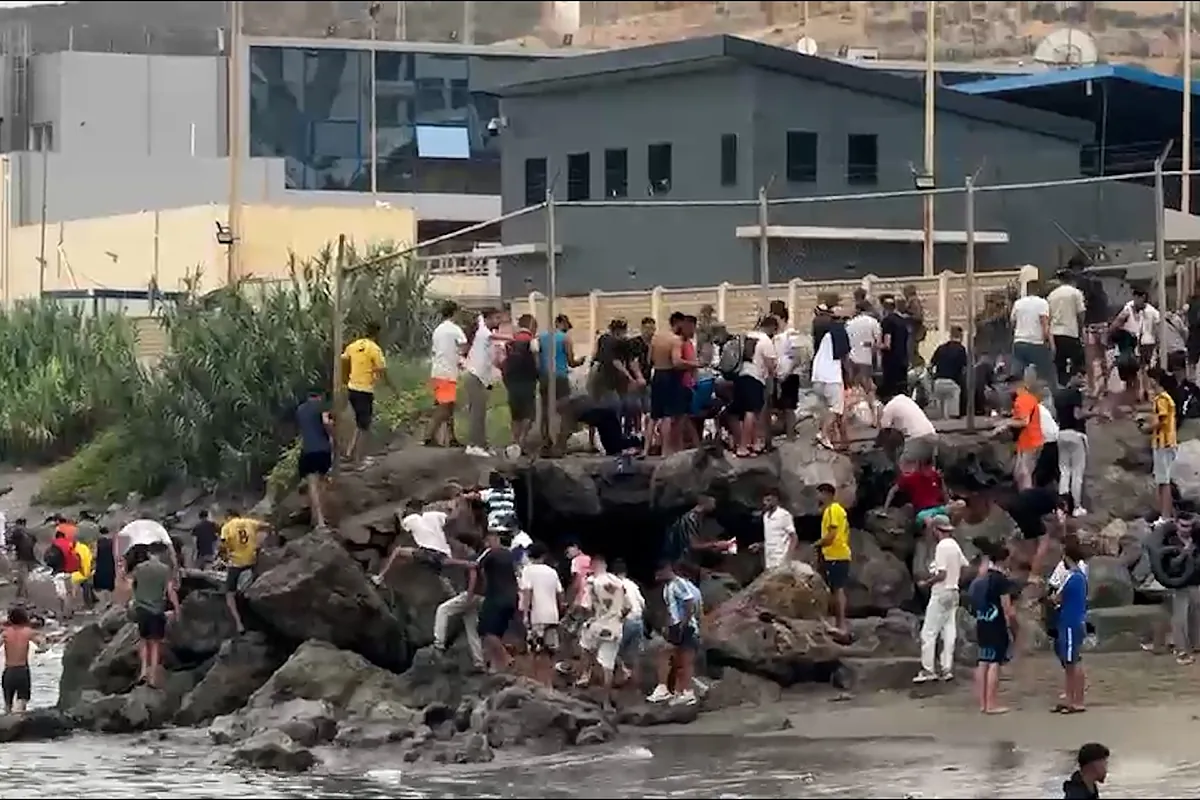 Decenas de inmigrantes regresan a Marruecos tras haber entrado en Ceuta