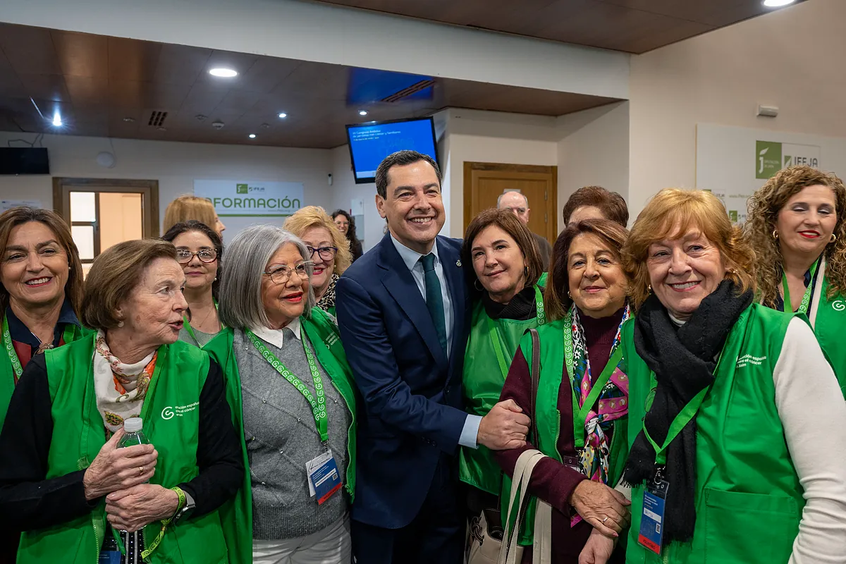 Moreno destaca el aumento en la inversión en medios tecnológicos y personales en la lucha contra el cáncer en Andalucía
