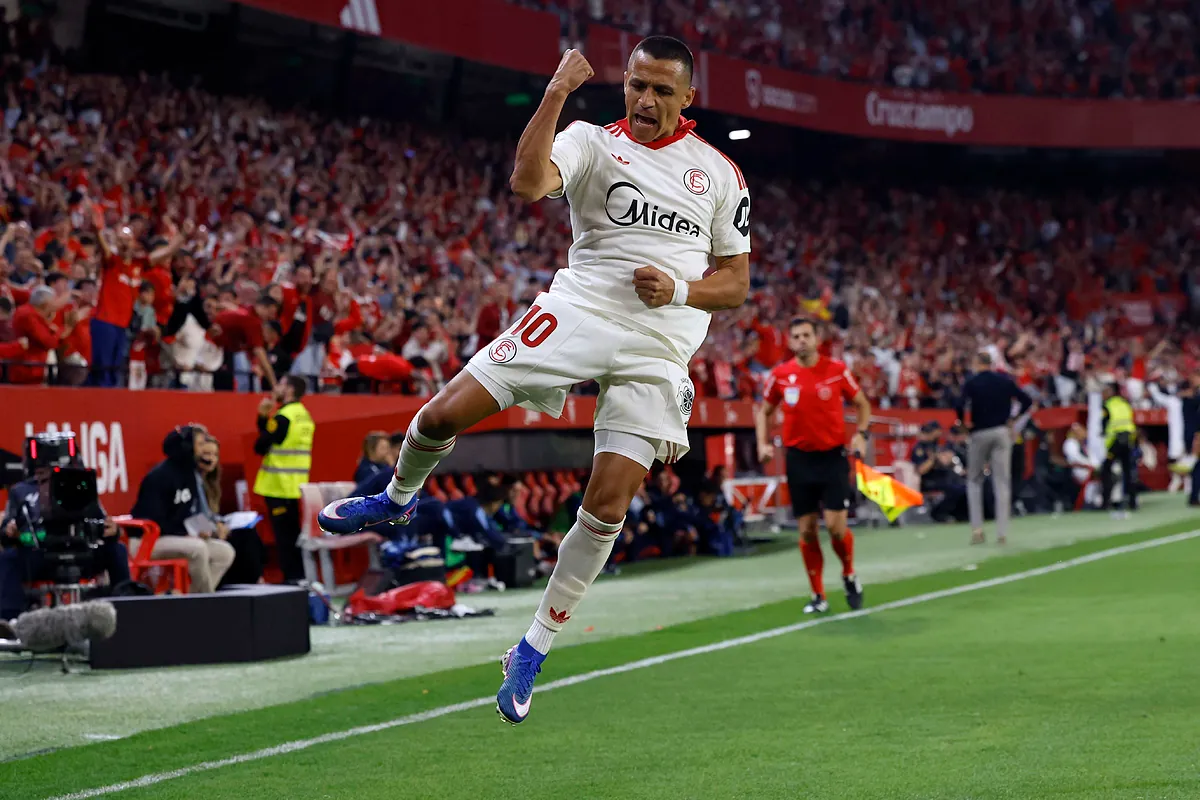 Alexis insufla vida al Sevilla, que gana a la Real y sale del descenso