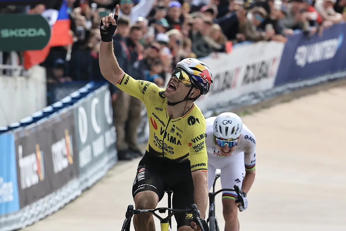 Van Aert deja sin gloria a Pogacar en la París-Roubaix tras un duelo épico