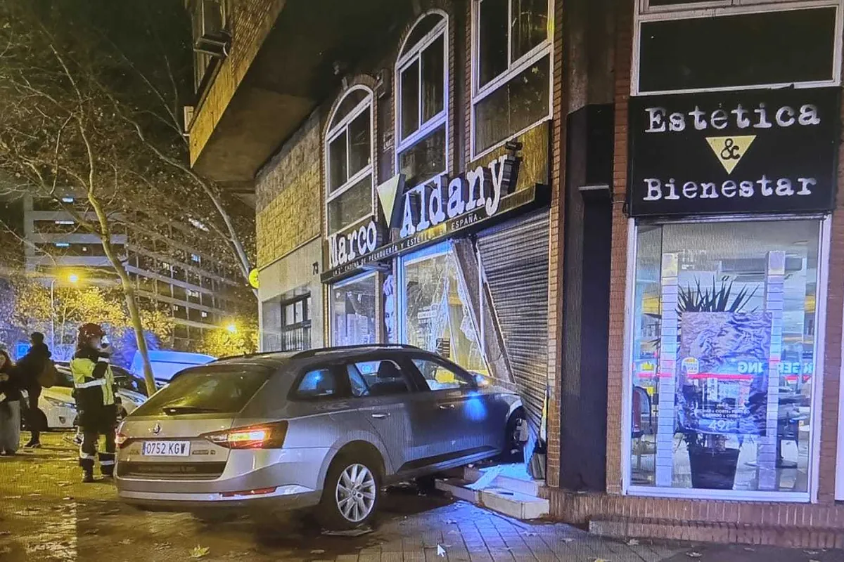 Un conductor huye a pie tras empotrar su coche contra el escaparate de una peluquería en Moncloa