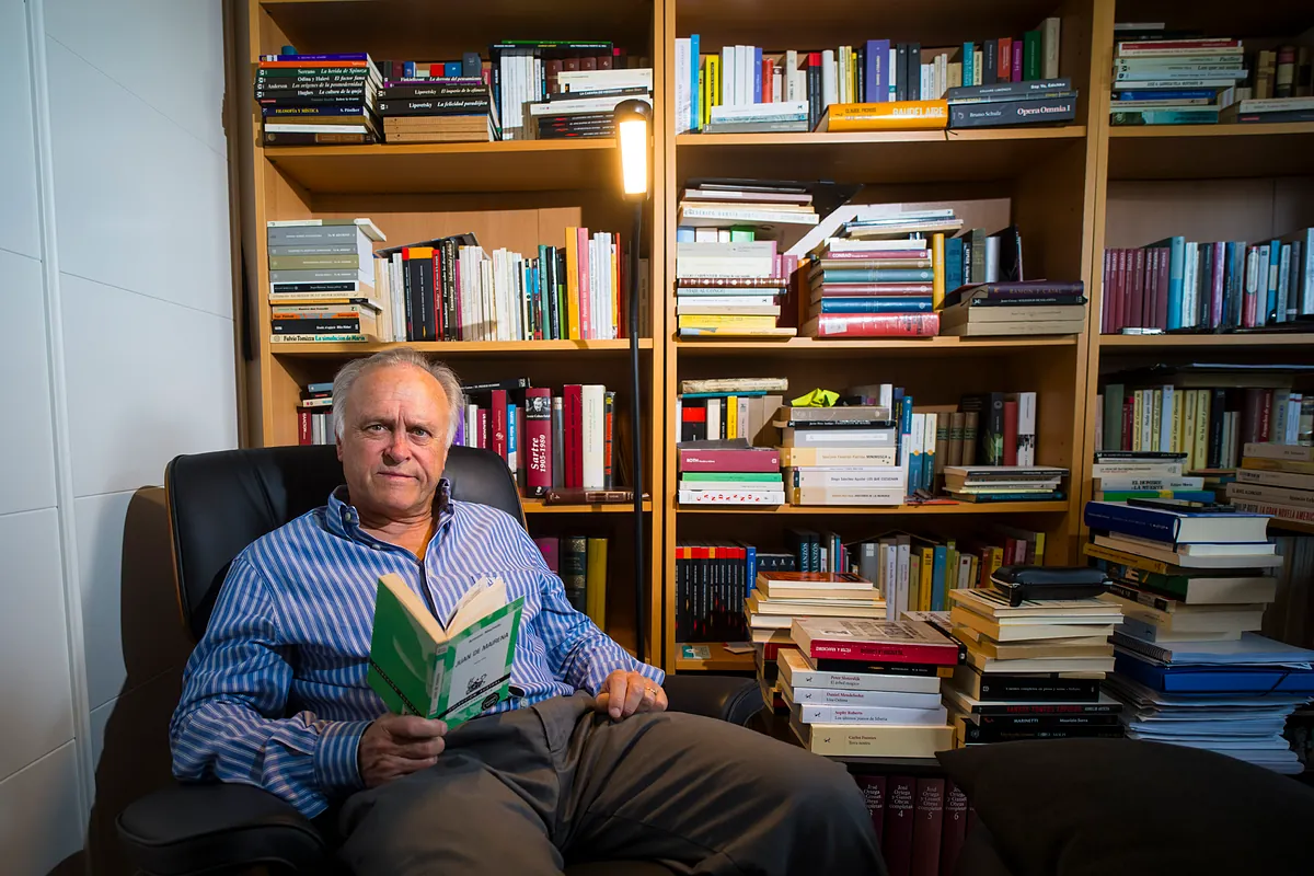 Miguel Pardeza, el ex futbolista que tiene 15.000 libros y publica su tercera novela: ''¿Intruso? Escribir no es potestativo de una casta''