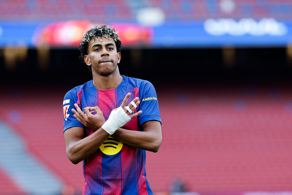 Acción de juego en el Camp Nou entre Barcelona y Celta