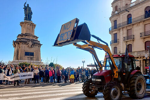 Los agricultores colapsan el centro de Tarragona, mantienen los principales cortes de carreteras y retan al Govern contra el acuerdo con Mercosur