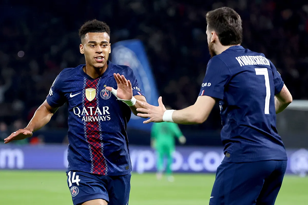 Doué y Kvaratskhelia tumban a un Liverpool que salió temeroso y reaccionó tarde en el Parque de los Príncipes