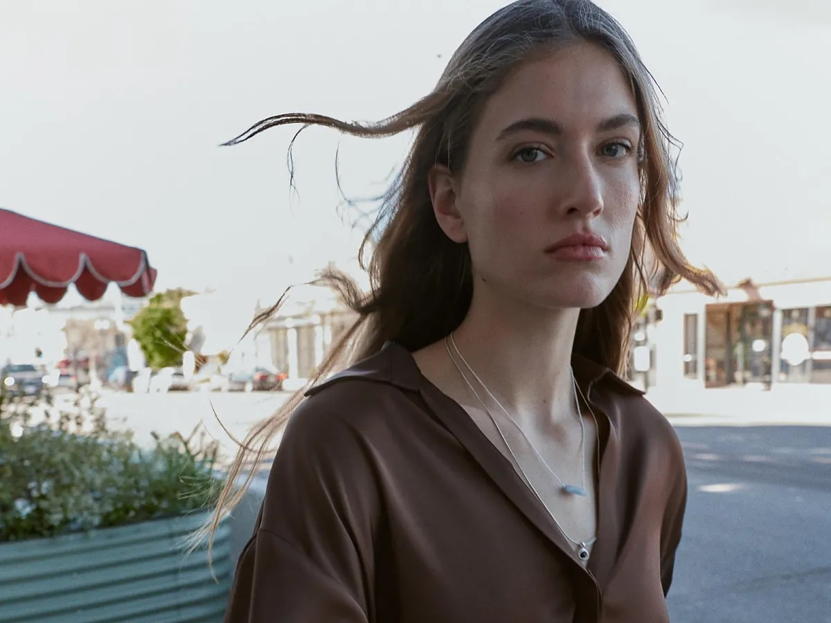 Adiós al estampado: 8 blusas setenteras de Zara y Mango que estilizan y elevan cualquier look de primavera