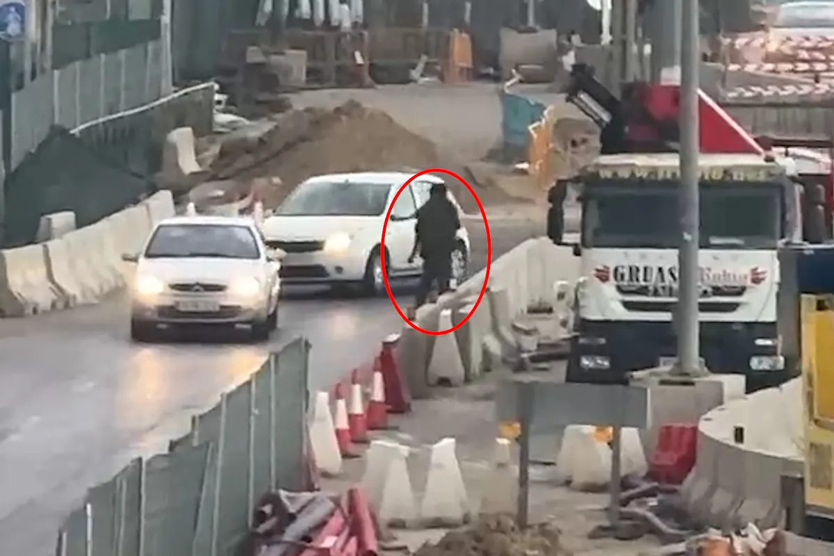 Un hombre provoca el caos en el distrito de Latina andando por la carretera