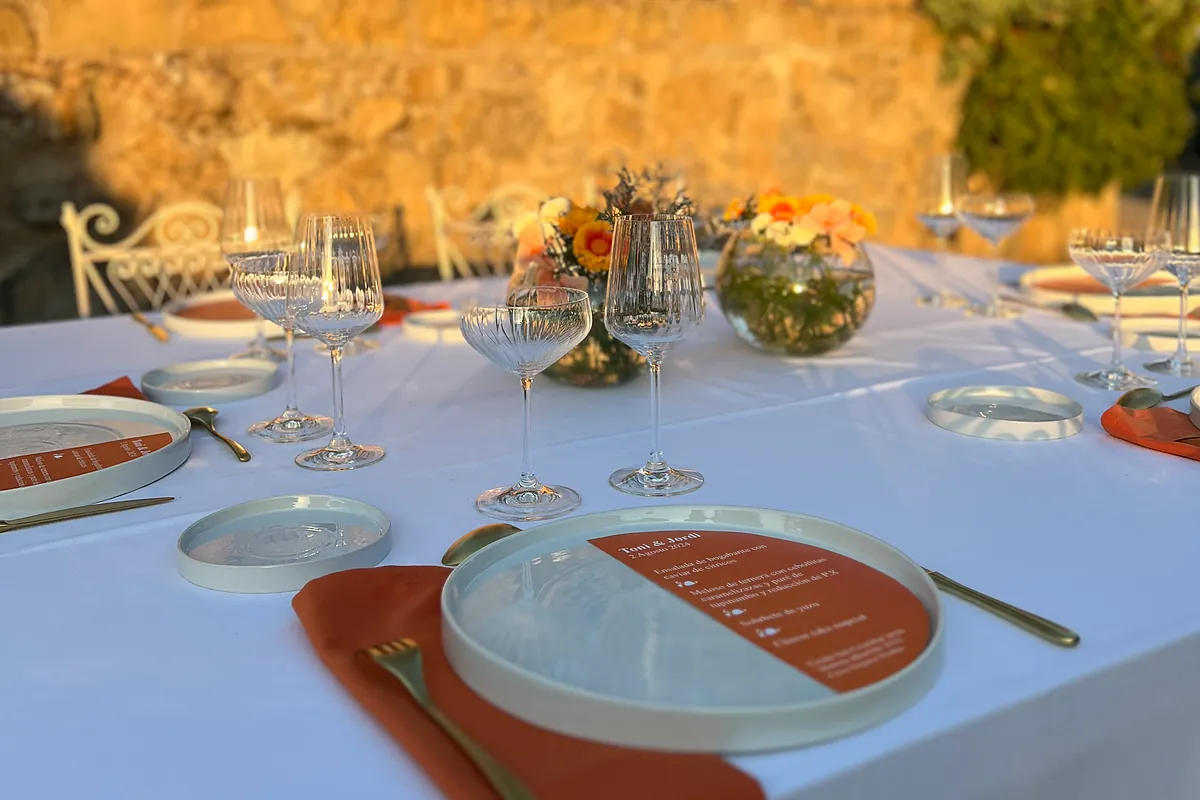 La empresa catalana con más de 65 años encargada de poner la mesa al Papa y a los invitados VIP del concierto de Rosalía