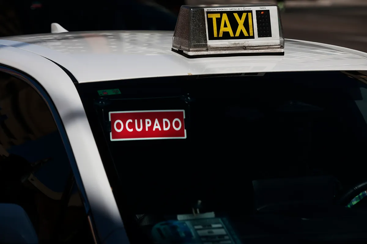 Seis comas viajan en un taxi