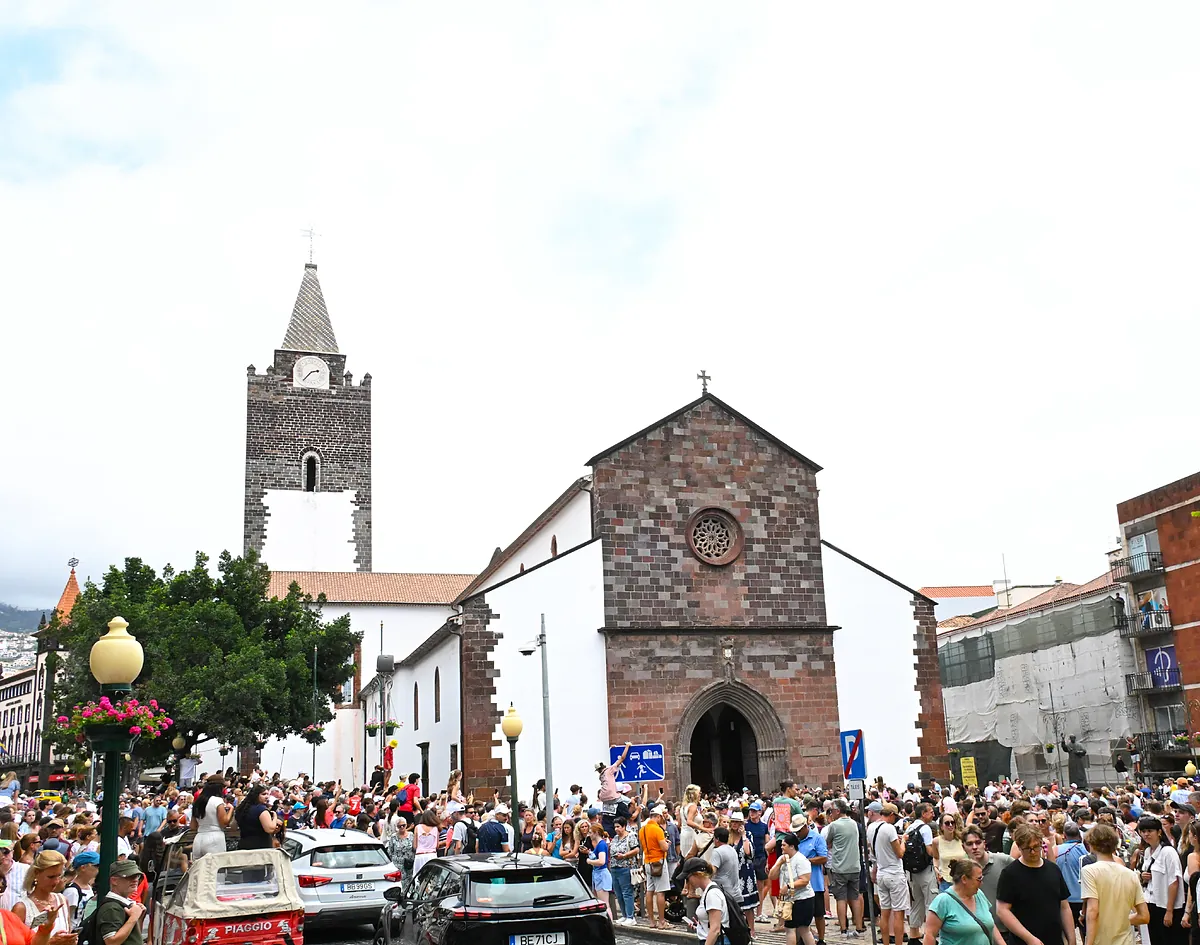La reacción de Cristiano Ronaldo al caos en Funchal por su falsa boda con Georgina: 2.000 personas colapsan la catedral para ver un 'sí, quiero' que nunca llegó