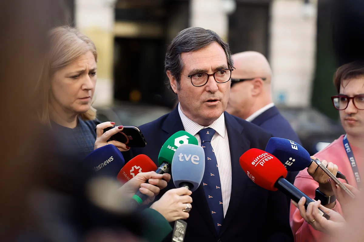 La patronal pide al Gobierno que reconduzca la situación y va más allá al exigirle que "se alinee con los países de Occidente"