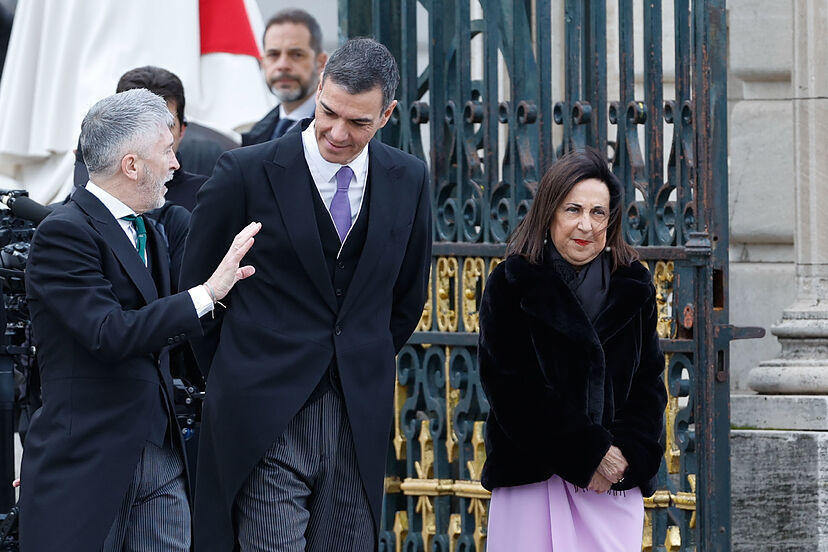 Pitos contra Sánchez a su llegada a la Pascua Militar: un puñado de concentrados le recibe con abucheos desde fuera del Palacio Real | España