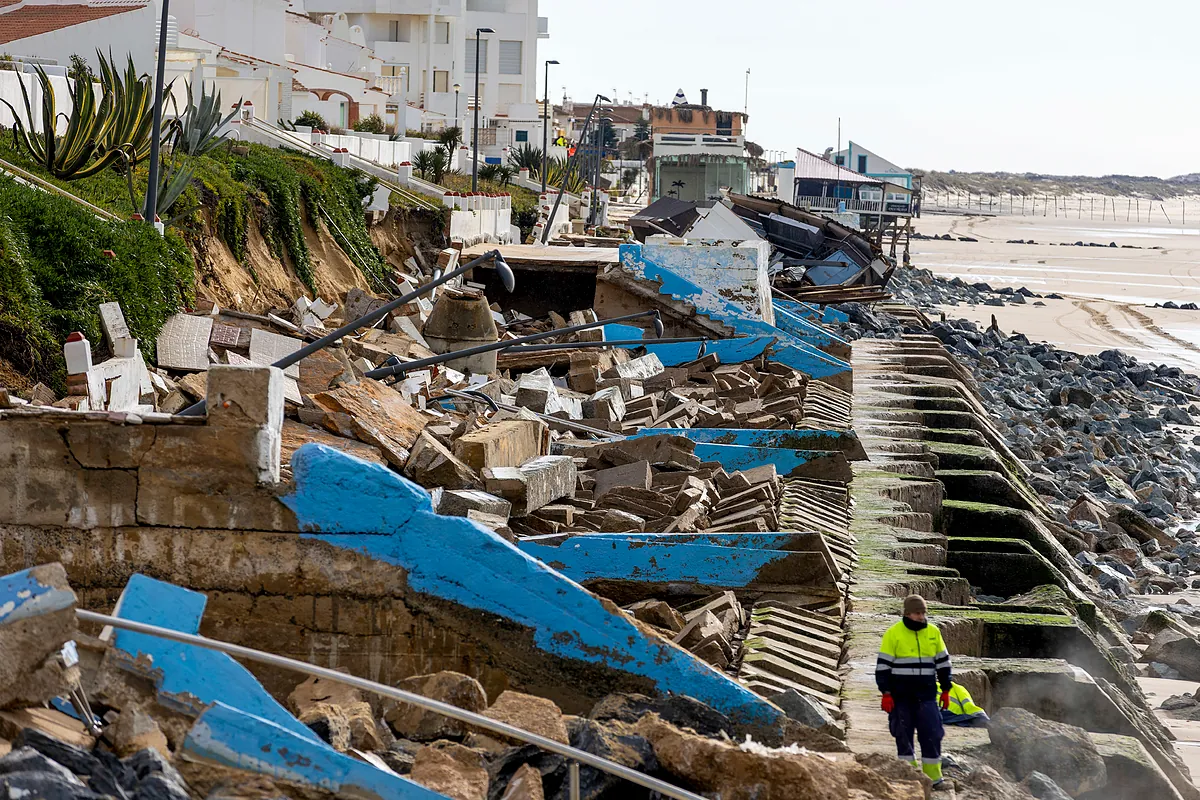 Matalascañas, zona de 'guerra' tras el paso de la borrasca Francis: el mar engulle la mitad de su litoral y amenaza a cientos de viviendas