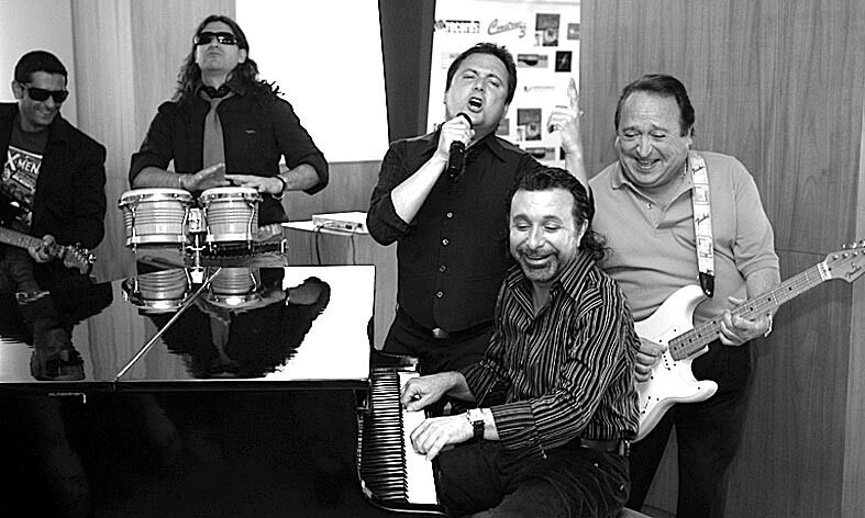 El presentador, al piano, con Esteso a la guitarra en la presentaci�n...