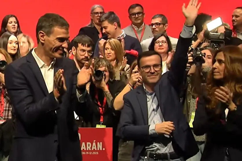 Sánchez defiende en el cierre de la campaña en Extremadura que el candidato del PSOE, imputado por la contratación de su hermano, es víctima de  bulos  y  zancadillas 