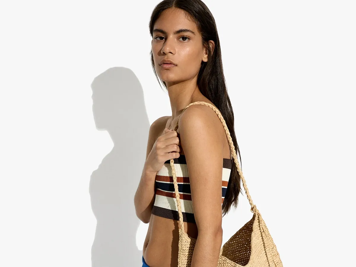 He entrado en Parfois y he fichado estos 8 bolsos de rafia de lujo silencioso para mis vacaciones de verano que van ideales con sandalias planas