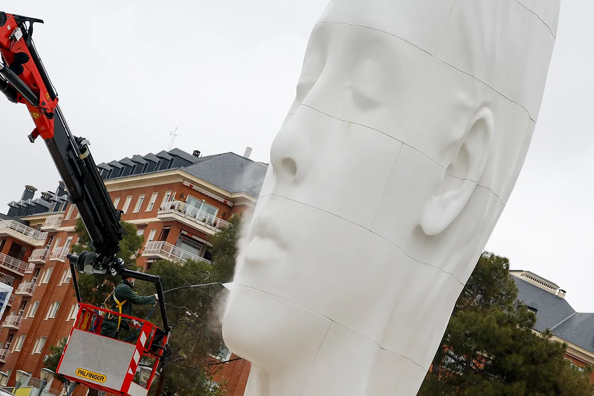 La primera restauración y limpieza a fondo para la 'Julia' de Jaume Plensa: con reparación de grietas leves, chequeo de su interior y andamio en Colón