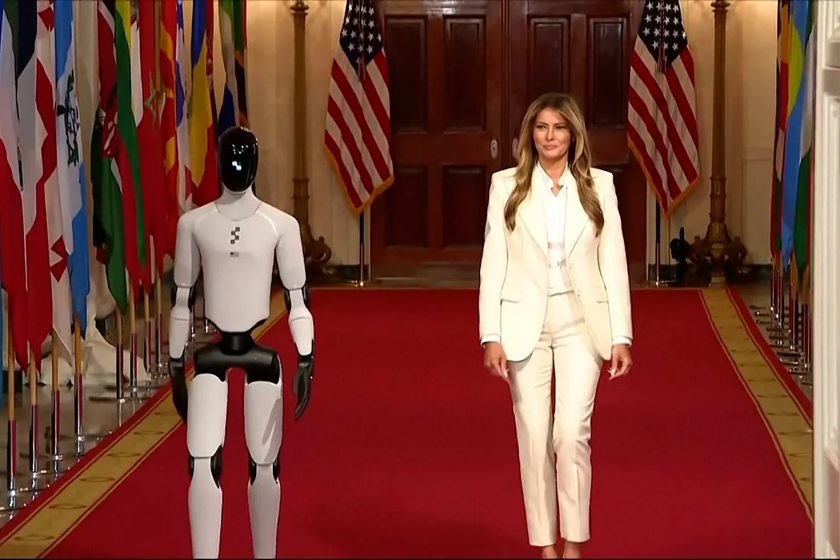 El llamativo 'guardaespaldas' robot que ha acompañado a Melania Trump a una cumbre en la Casa Blanca