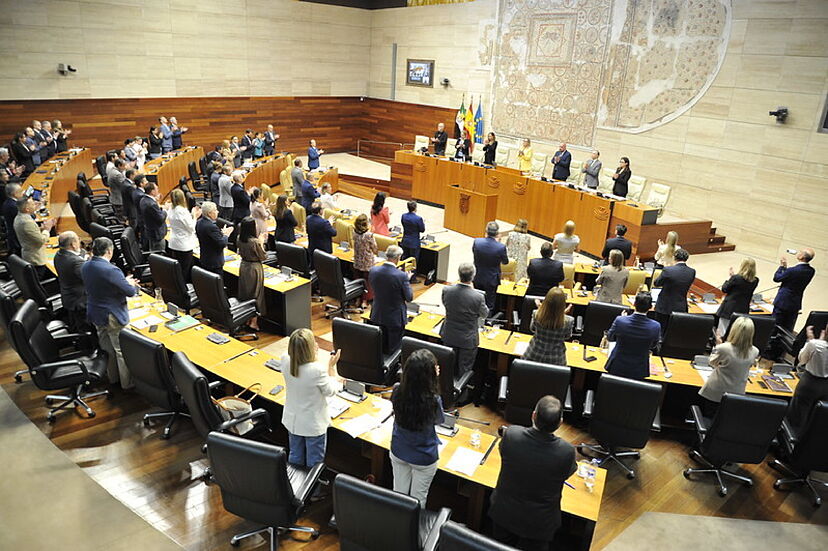 Guardiola y Vox derogan la Ley de Memoria Histórica de Extremadura y la sustituyen por la de 'Concordia' | España