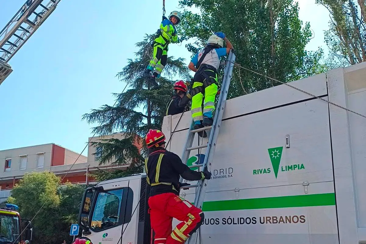 Herida grave una mujer que dormía en un contenedor de papel de Rivas al vaciar su contenido en un camión de reciclaje