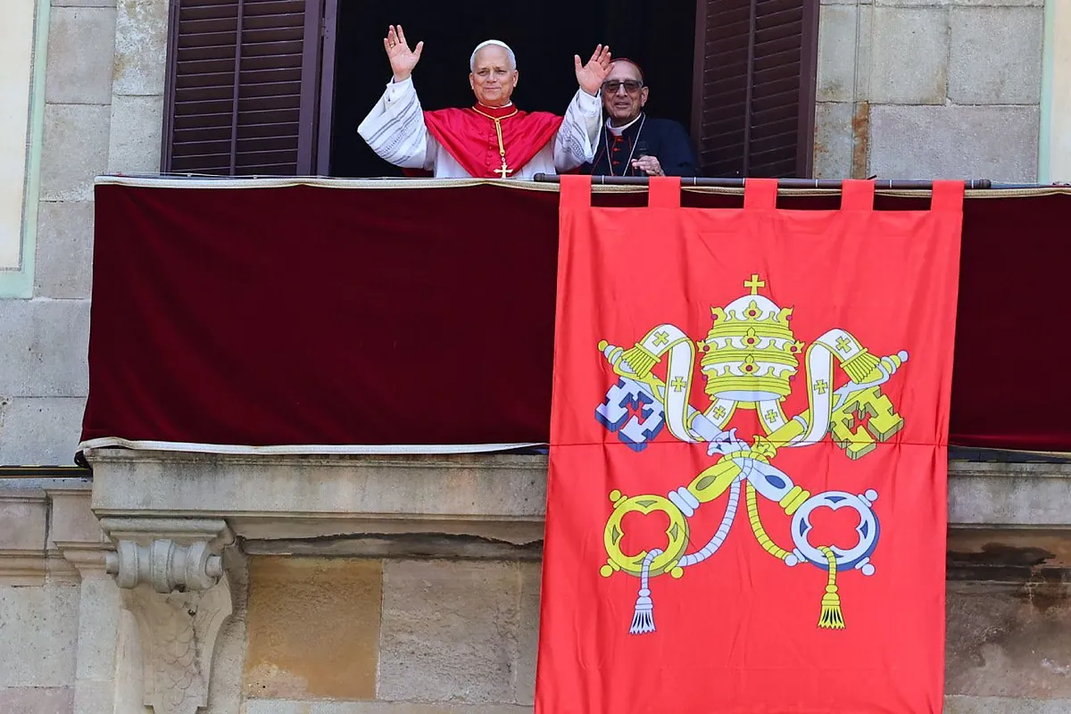 Expectación, fracaso del llamamiento independentista y mucha alegría entre el público en la primera toma de contacto del Papa en Barcelona: "Es un momento único"