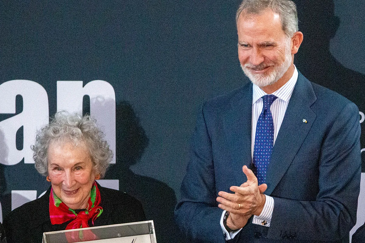 Felipe VI destaca la capacidad de Margaret Atwood para "leer nuestro tiempo, nuestras sociedades" en la ceremonia de entrega del premio de Poesía Joan Margarit
