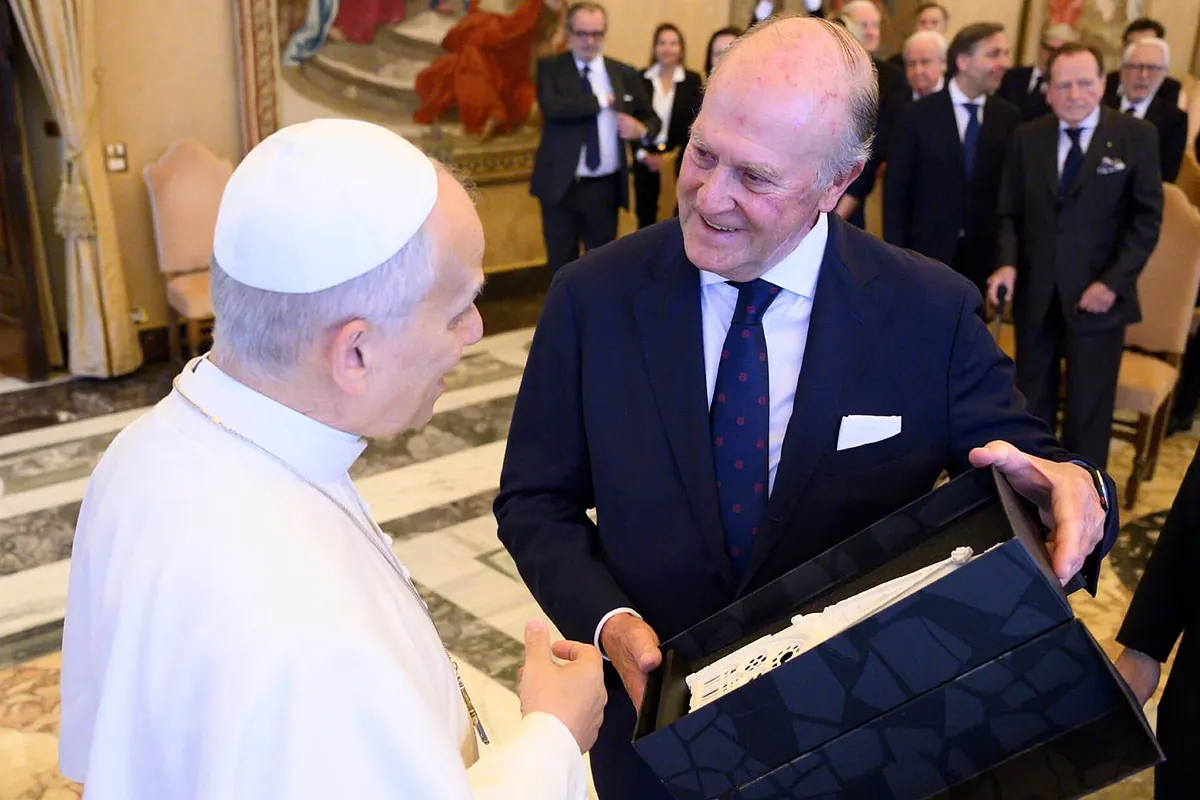 El Papa ahonda su vínculo con la obra de Gaudí al recibir la exclusiva replica de un ventanal de la Sagrada Familia