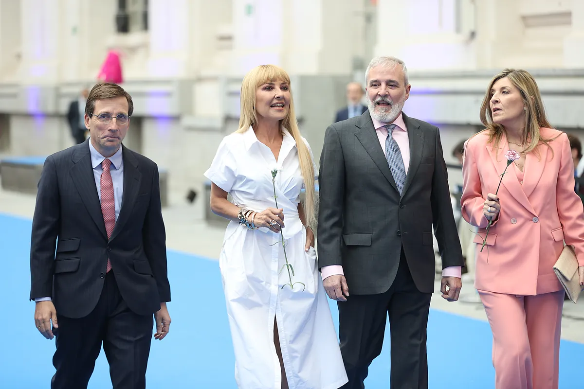 El paseíllo del 'candidato' Florentino Pérez, la llegada sobre la bocina de una Ayuso de blanco y el 'dardo' político de Almeida en el día de San Isidro: "Madrid nunca ha respondido levantnado muros"
