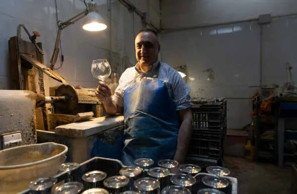 200.000 artesanos españoles, entre el mercado del lujo y la extinción:  ¿Por qué no obligan a identificar las piezas asiáticas y sí las venden como hechas aquí? 