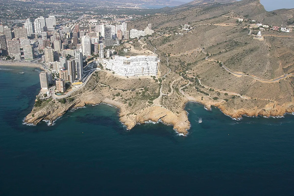 Una deuda de 350 millones, el triple de su presupuesto, amenaza Benidorm: busca contrarreloj apoyo de Sánchez y Llorca