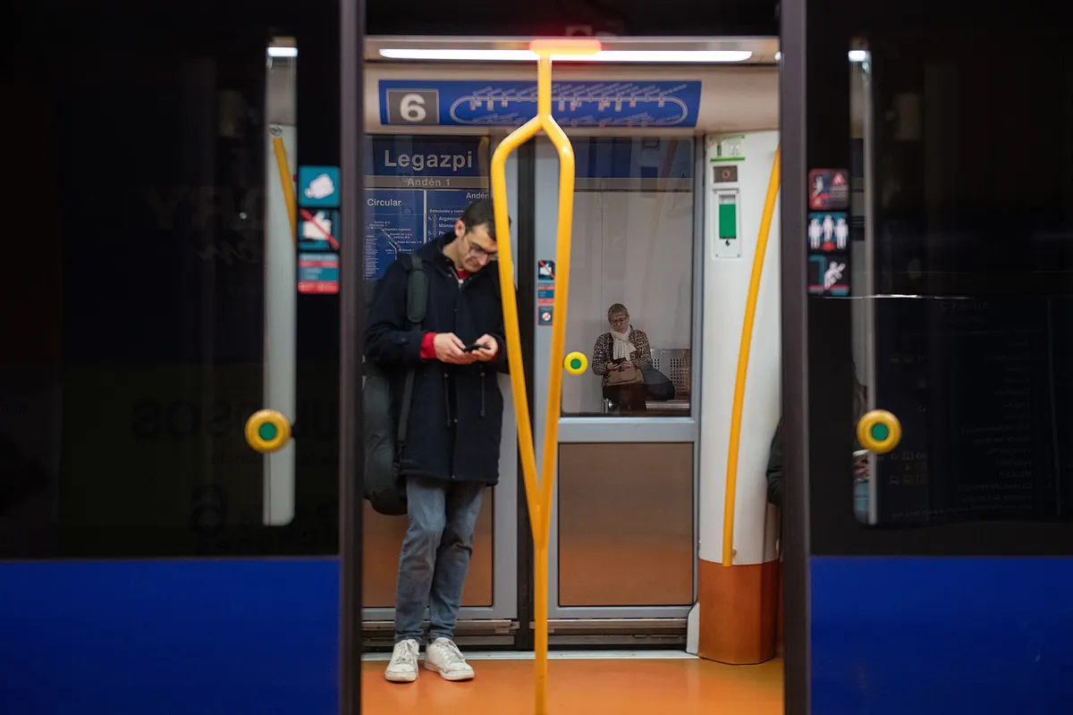 El transporte público de Madrid pone en marcha un 60% más de trenes de Metro y un horario especial durante las fiestas