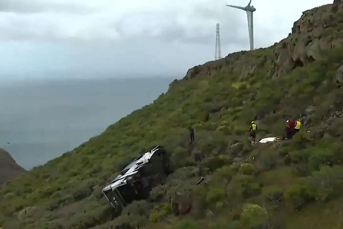 Un autobús turístico sufre un accidente y se precipita en San Sebastián de La Gomera