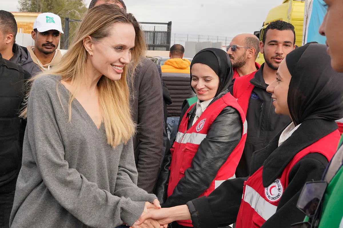 La actriz Angelina Jolie muestra su apoyo a los gazatíes en una visita al cruce de Rafah