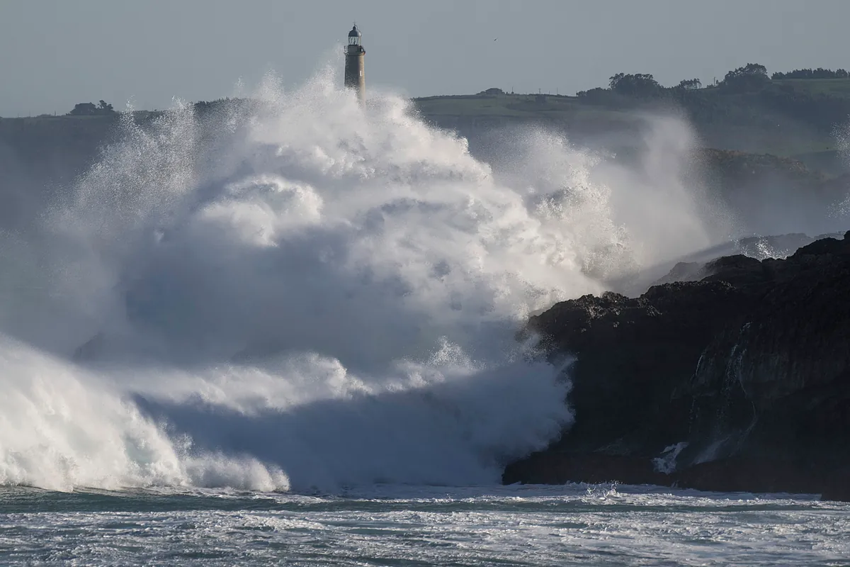 Muere una turista alemana tras ser golpeada por una ola mientras se sacaba fotos en una playa de Baiona