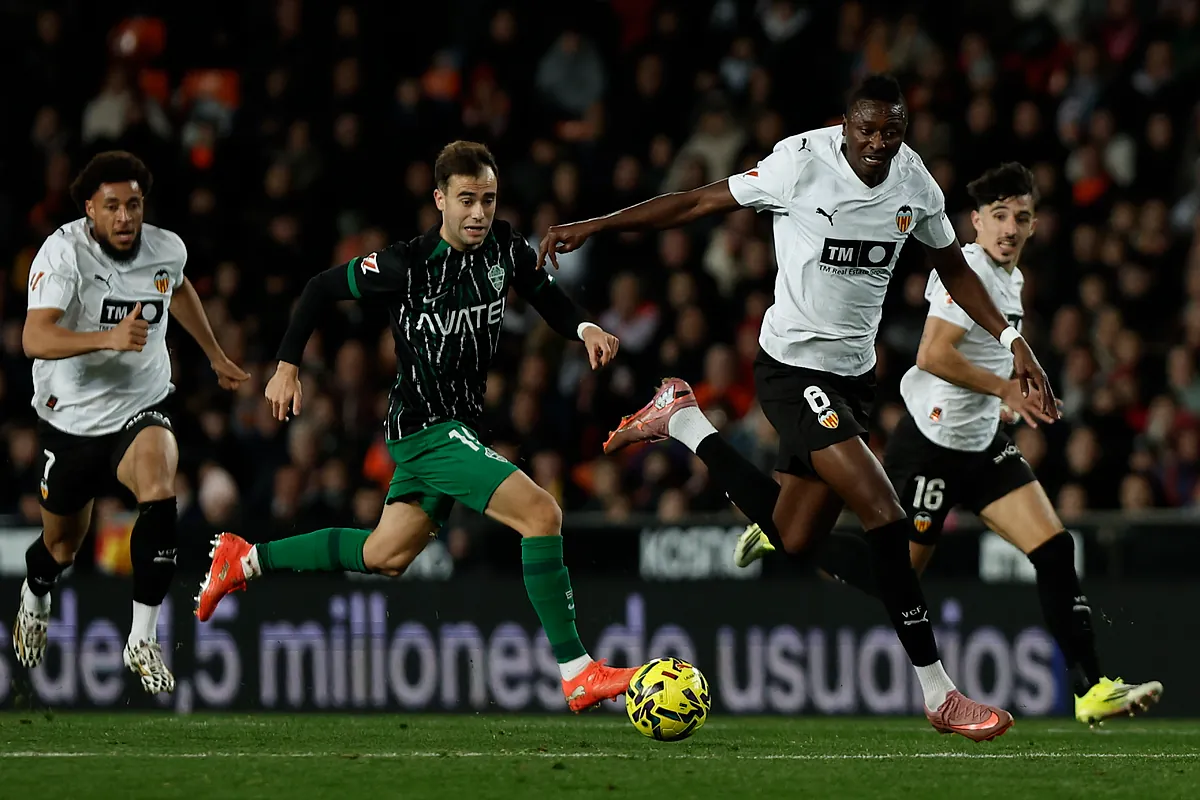 El Valencia no da para más: se hunde en el descenso tras un empate ante un Elche gris