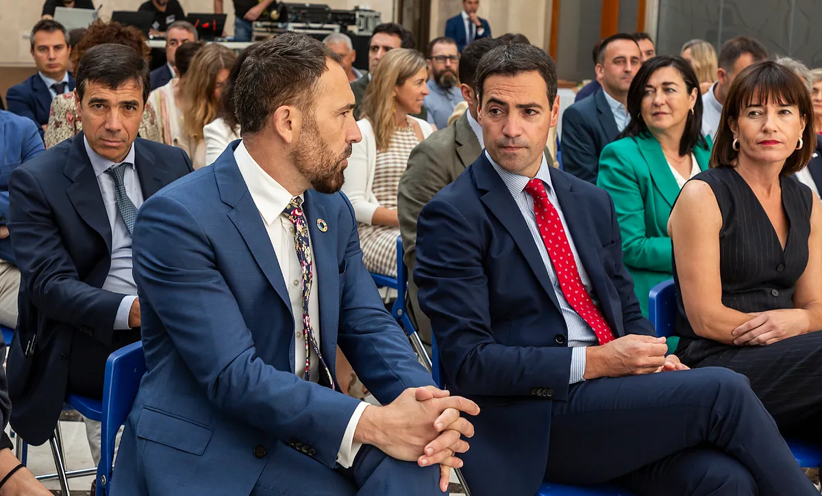 El consejero socialista de Vivienda eleva de uno a tres años la residencia mínima para alquilar un piso de protección oficial