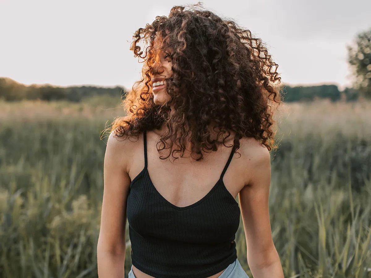 ¿Tienes el pelo rizado? El sencillo truco que deberías usar para mantener la definición y la hidratación del rizo