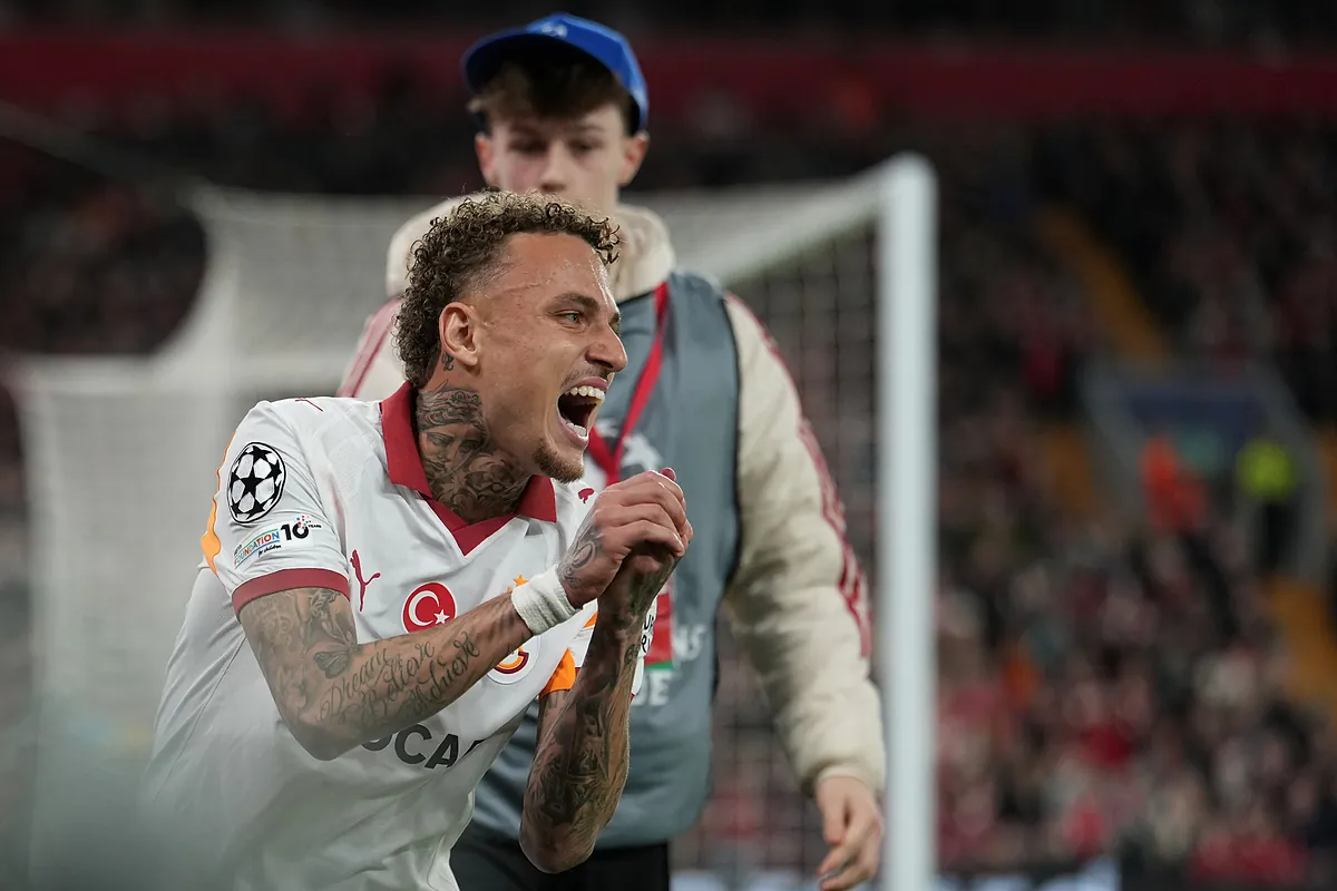 El impactante corte de Noa Lang en Anfield: gritos de dolor y angustia por un dedo enganchado en una valla publicitaria