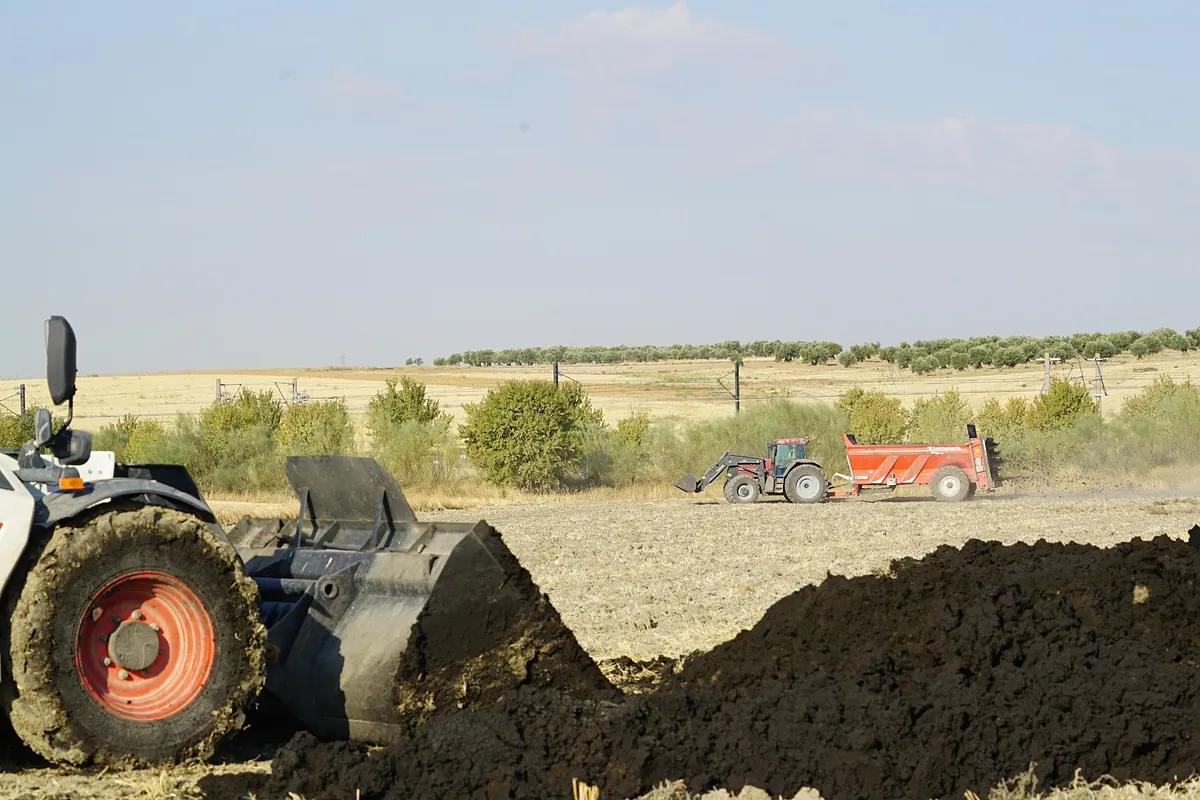 Canal de Isabel II entregó a los agricultores más de 178.000 toneladas de lodo para abonar 8.000 hectáreas de cultivos