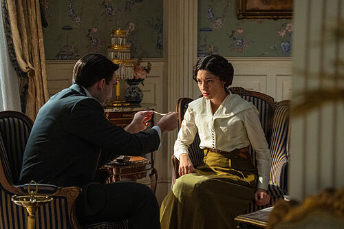 Avance semanal de 'La Promesa' del 12 al 16 de enero: El psiquiatra examina a �ngela, Carlo se marcha y llega un comandante del ej�rcito