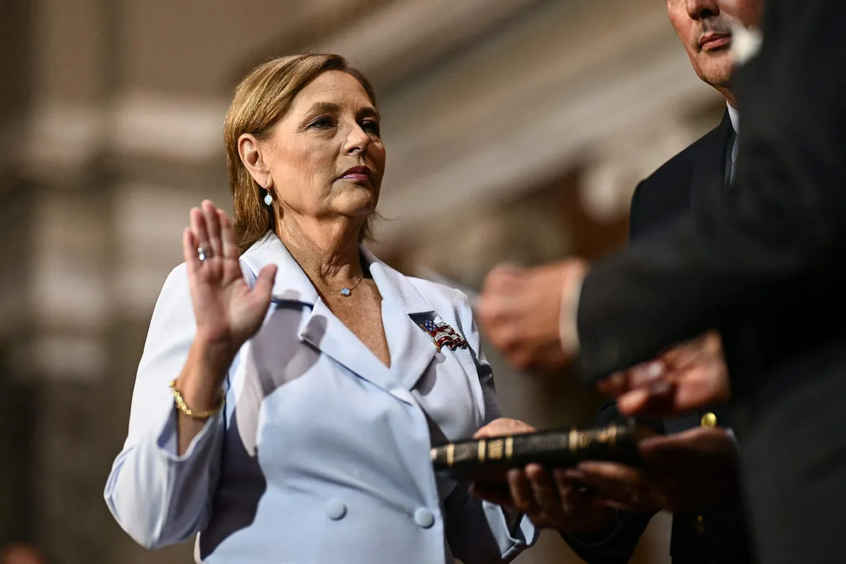 Darline Graham, hermana del fallecido senador Lindsey Graham, jura su cargo en el Senado de EEUU