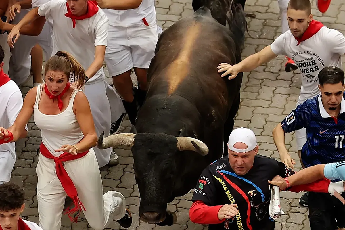 Séptimo encierro de San Fermín con toros de Miura: limpio, veloz y con un toro rezagado