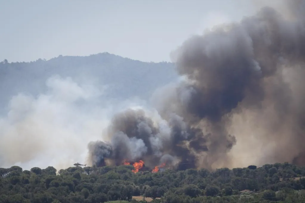 Illa pide la ayuda de la UME para controlar el incendio en el Empordà que ya ha obligado a confinar a los vecinos de varias poblaciones gerundenses