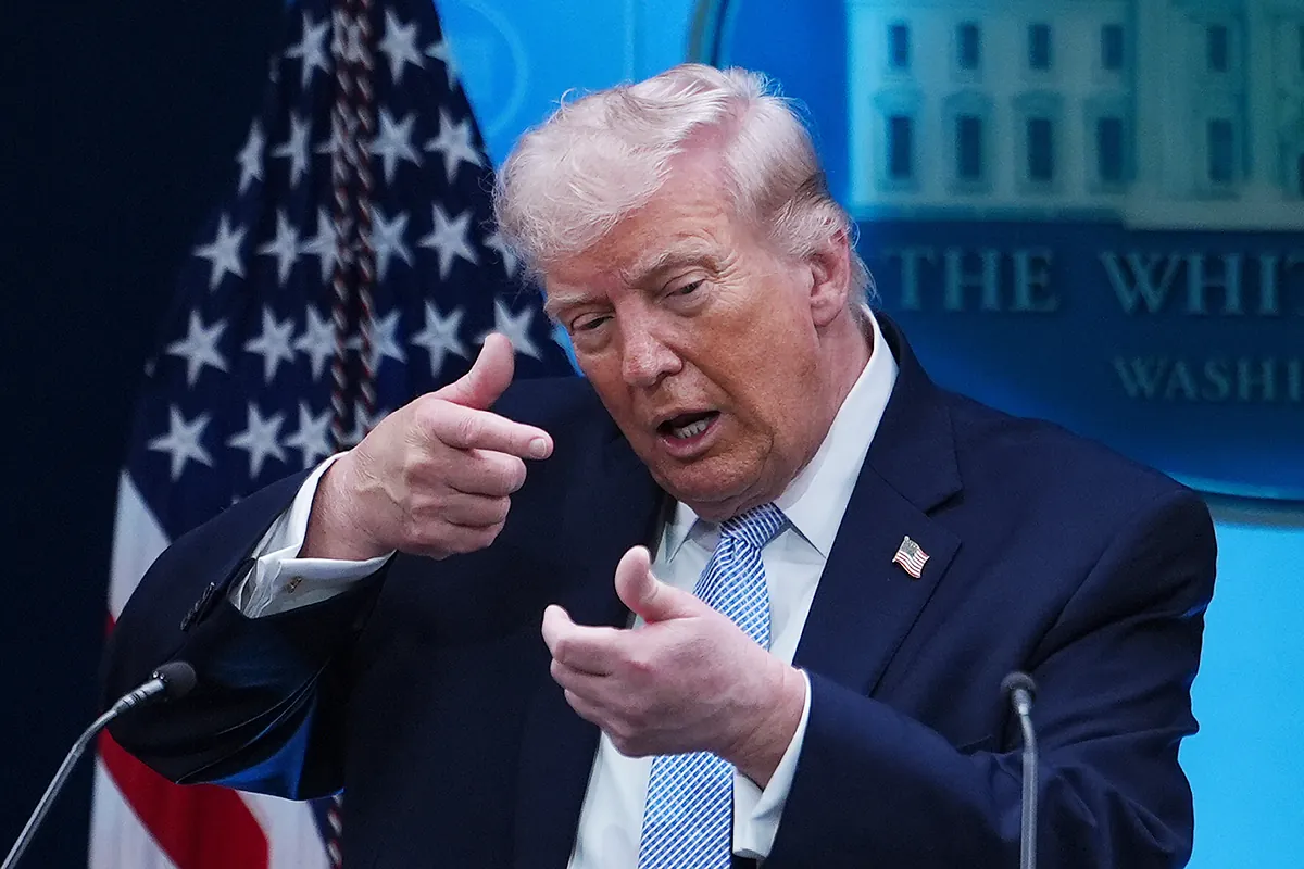 Trump resucita la guerra comercial con la UE y sube al 25% los aranceles a los coches