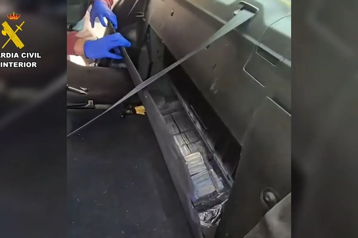 Detenido por llevar 20 kilos de droga en un falso fondo de su coche y tener 140 más en dos casas