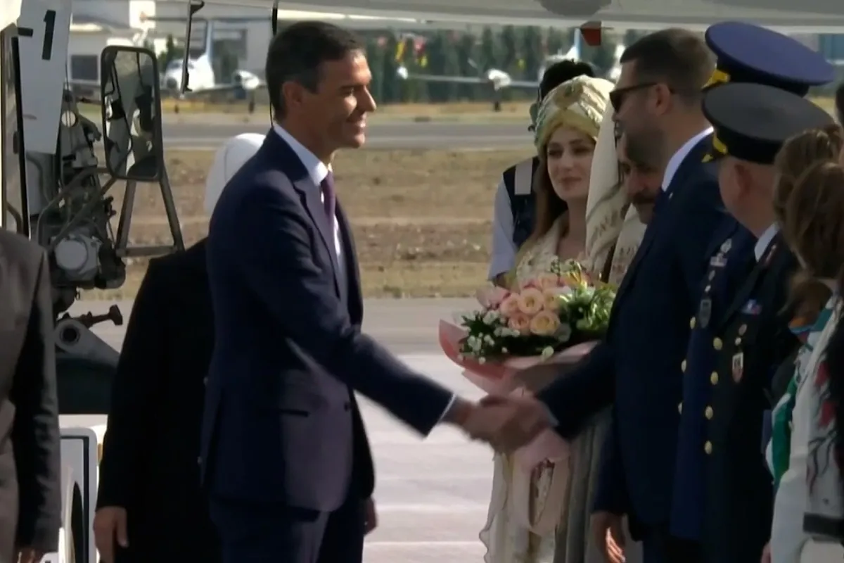 El ramo de flores previsiblemente preparado para Begoña Gómez que Sánchez no ha recogido en Ankara