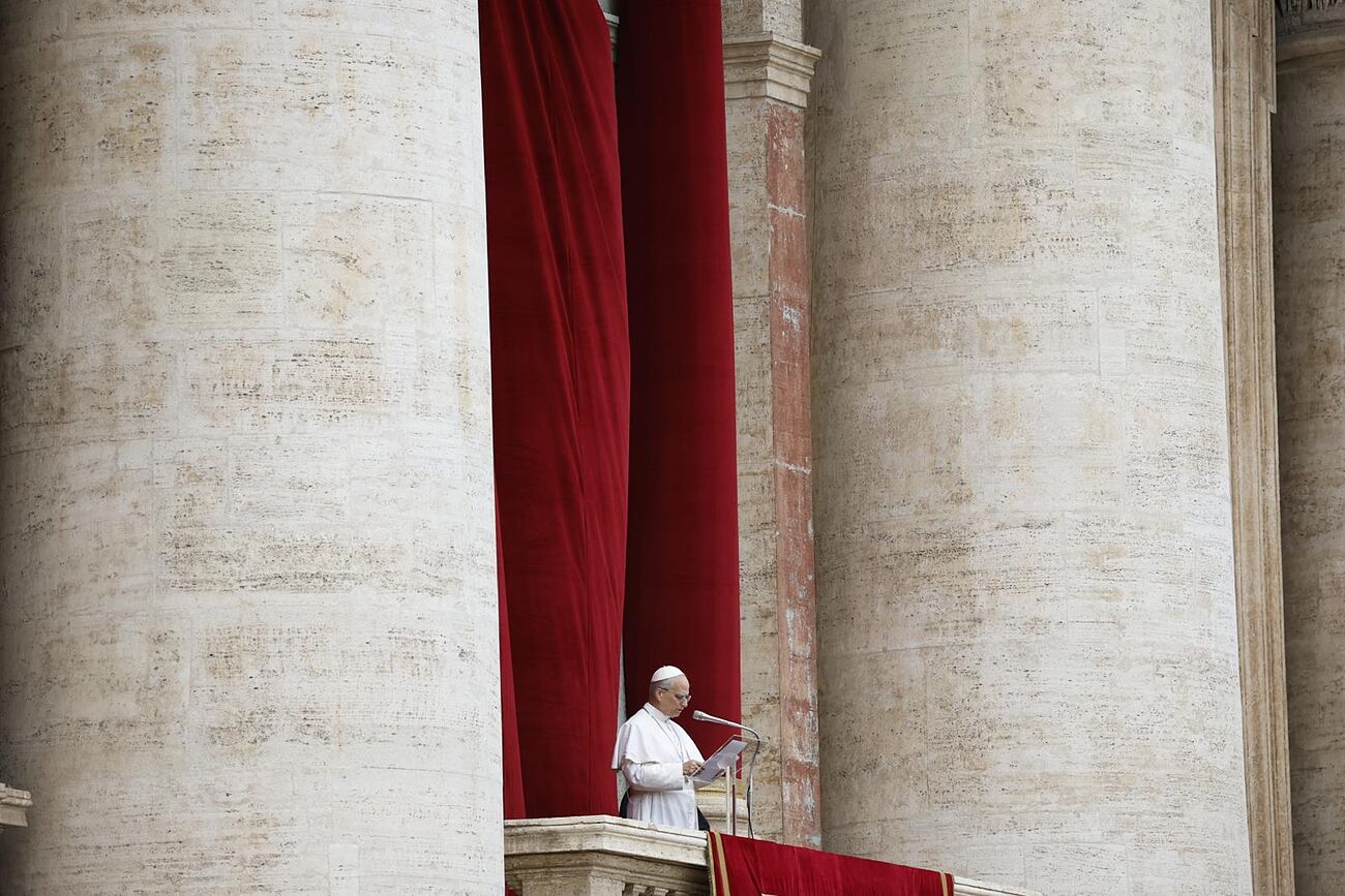 Le�n XIV inicia la oraci�n desde el balc�n de la Bas�lica de San...